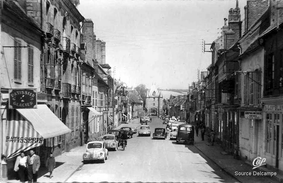 89 Villeneuve Sur Yonne Rue Carnot et Porte de Sens.jpg